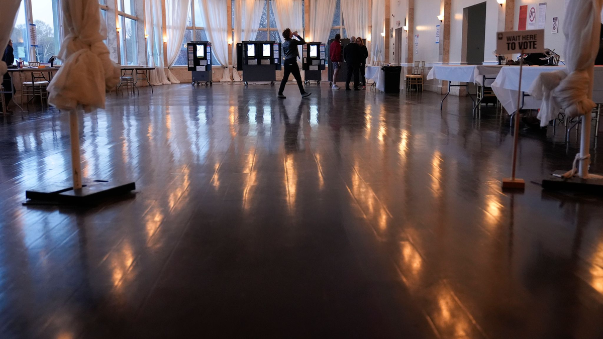 Kritikern zufolge könnte die Entscheidung der Wahlkommission am Wahltag zu Chaos führen. (Archivbild) - Foto: Brynn Anderson/AP