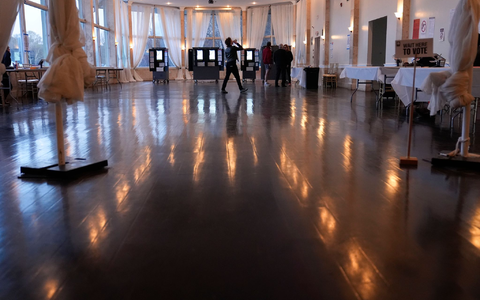 Kritikern zufolge könnte die Entscheidung der Wahlkommission am Wahltag zu Chaos führen. (Archivbild) - Foto: Brynn Anderson/AP