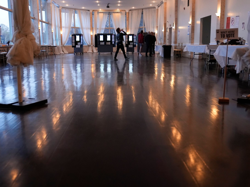 Kritikern zufolge könnte die Entscheidung der Wahlkommission am Wahltag zu Chaos führen. (Archivbild) - Foto: Brynn Anderson/AP