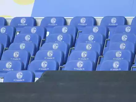 Sitze mit Logo des FC Schalke 04 (Archiv) - Foto: über dts Nachrichtenagentur