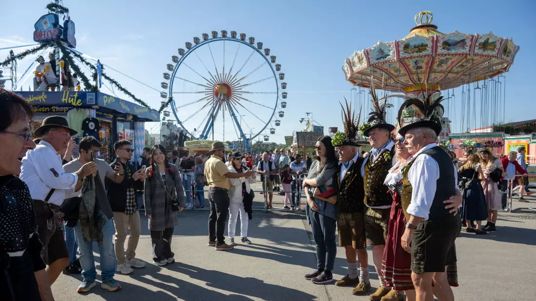 Gute Stimmung zum Wiesn-Auftakt. - Bild: Stefan Puchner/dpa