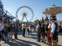 Gute Stimmung zum Wiesn-Auftakt. - Foto: Stefan Puchner/dpa