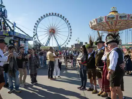 Gute Stimmung zum Wiesn-Auftakt. - Foto: Stefan Puchner/dpa