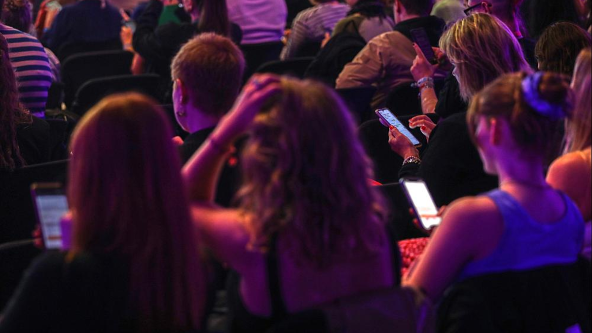 Junge Leute mit Smartphone (Archiv) - Foto: über dts Nachrichtenagentur