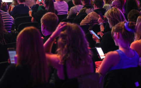 Junge Leute mit Smartphone (Archiv) - Foto: über dts Nachrichtenagentur