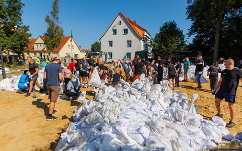 Menschen arbeiten in Polen an der Verstärkung der Deiche. - Foto: Krzysztof Zatycki/ZUMA Press Wire/dpa