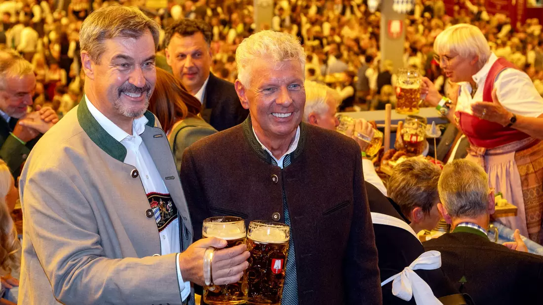 In Bremen musste Torwart Manuel Neuer angeschlagen passen, beim Bierzelt-Besuch war er dabei. - Bild: Stefan Puchner/dpa