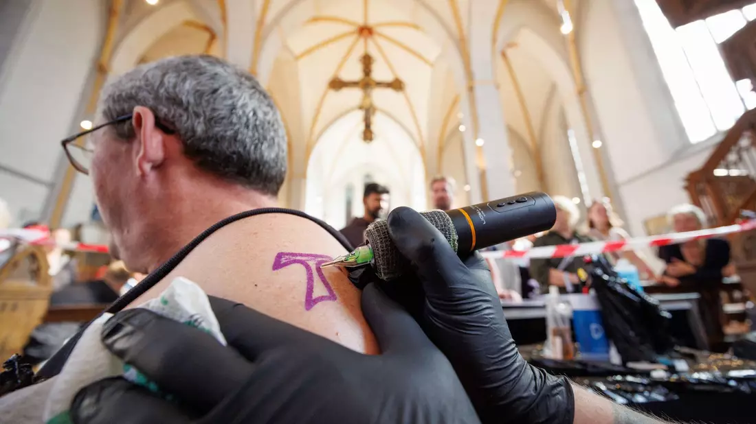 In der Johanniskirche in Osnabrück werden kostenlose Tattoos angeboten. - Bild: Friso Gentsch/dpa