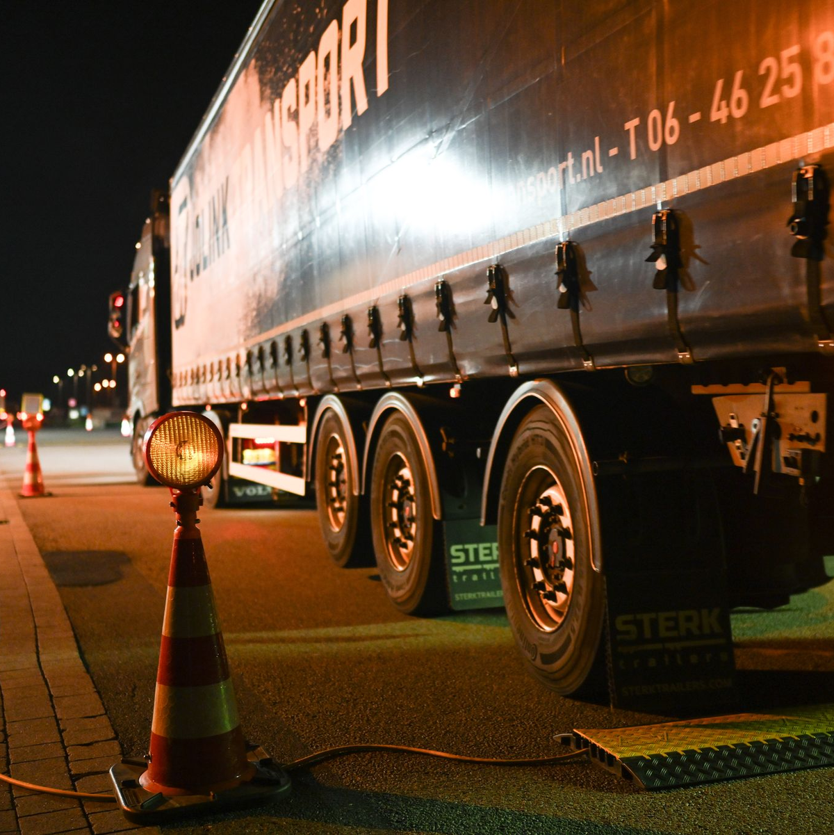 Deutschland hat seine bereits laufenden Grenzkontrollen im Osten und Süden des Landes wie angekündigt auf die Landgrenzen im Westen und Norden ausgeweitet. (Archivbild) - Foto: Lars Penning/dpa