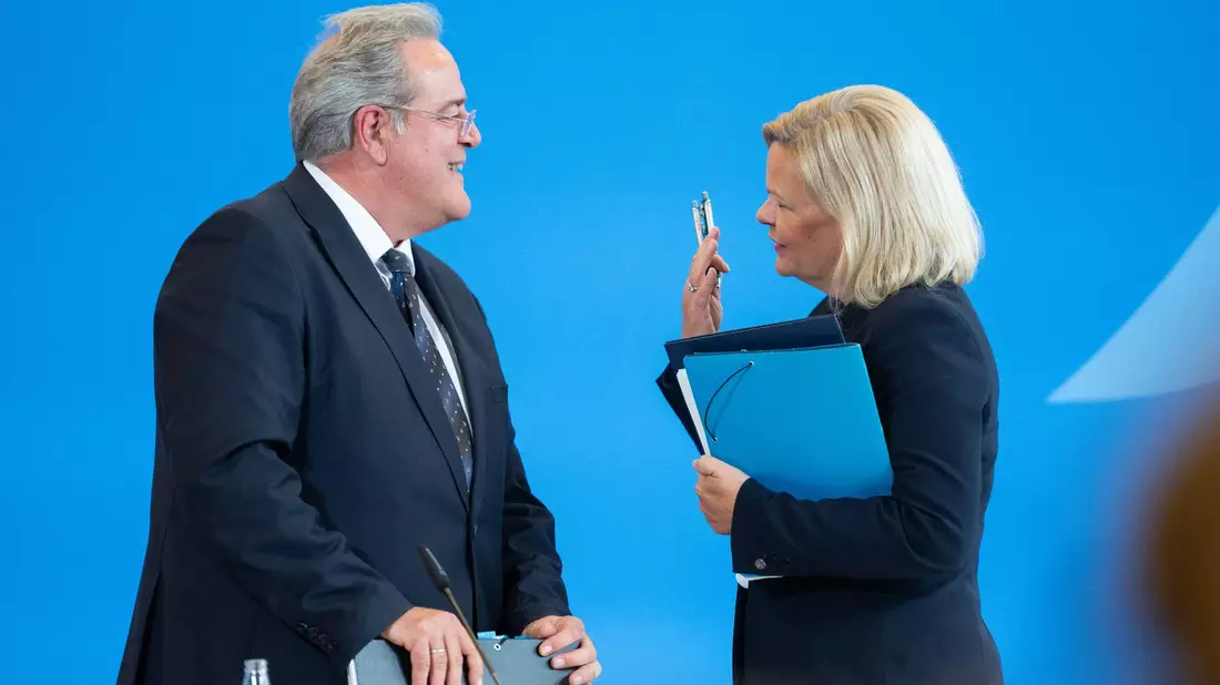 Zu Beginn ihrer Amtszeit hielt Bundesinnenministerin Nancy Faeser (SPD) stationäre Grenzkontrollen über die bereits 2015 eingeführten Kontrollen an der Landgrenze zu Österreich hinaus nicht für sinnvoll. Später änderte sie ihre Meinung. (Archivbild) - Bild: Christophe Gateau/dpa