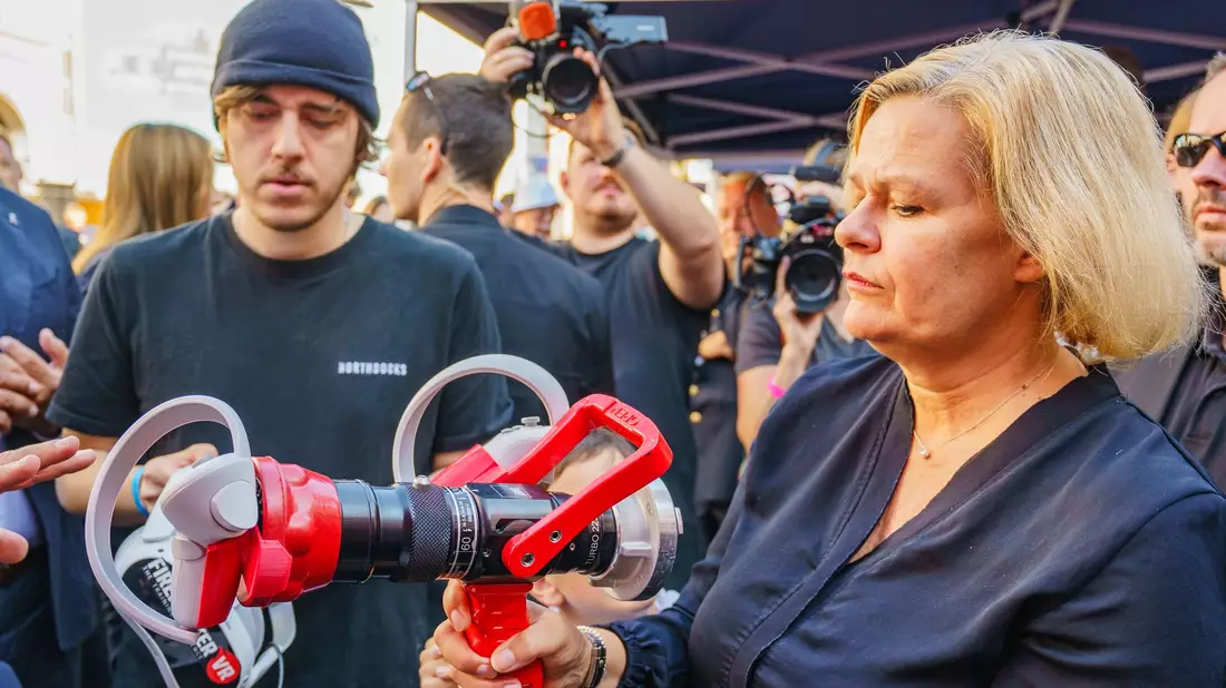 Nancy Faeser (SPD) bei dem zweiten Bevölkerungsschutztag von Bund und Ländern in Wiesbaden. Hier konnten sich Bürgerinnen und Bürger über gute Krisenvorsorge und Engagement im Ehrenamt informieren. - Bild: Andreas Arnold/dpa
