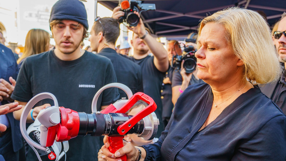 Nancy Faeser (SPD) bei dem zweiten Bevölkerungsschutztag von Bund und Ländern in Wiesbaden. Hier konnten sich Bürgerinnen und Bürger über gute Krisenvorsorge und Engagement im Ehrenamt informieren. - Foto: Andreas Arnold/dpa