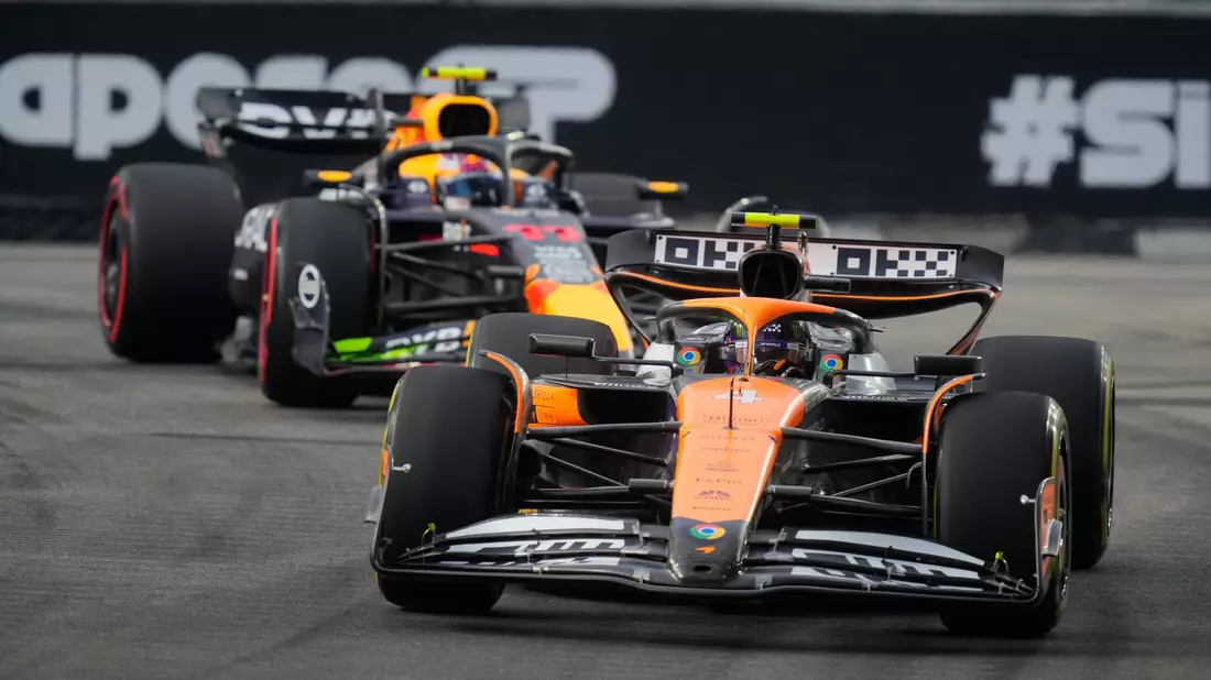 Wegen der neuen Hitze-Regel der Formel 1 können die Piloten wie Charles Leclerc in Singapur Kühlwesten tragen. - Bild: Vincent Thian/AP/dpa