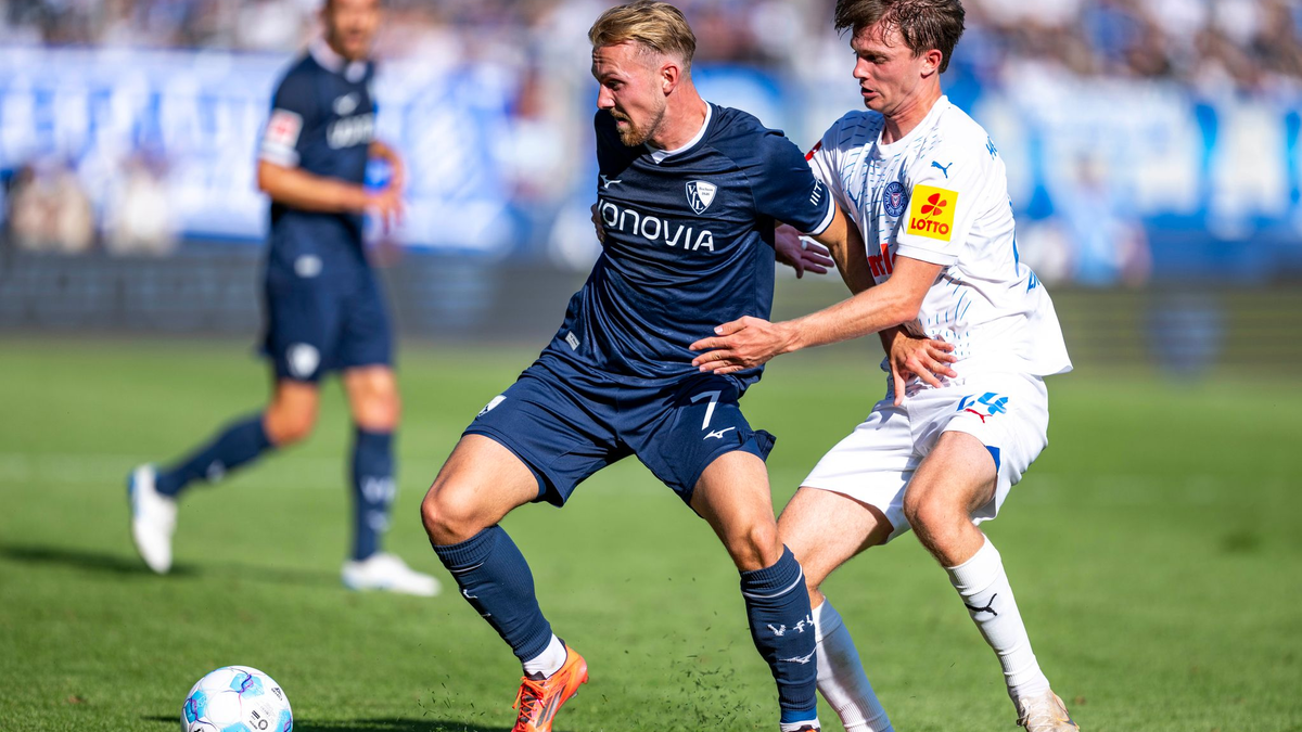 Bochums Lukas Daschner (l) und Kiels Magnus Knudsen im Zweikampf. - Foto: David Inderlied/dpa