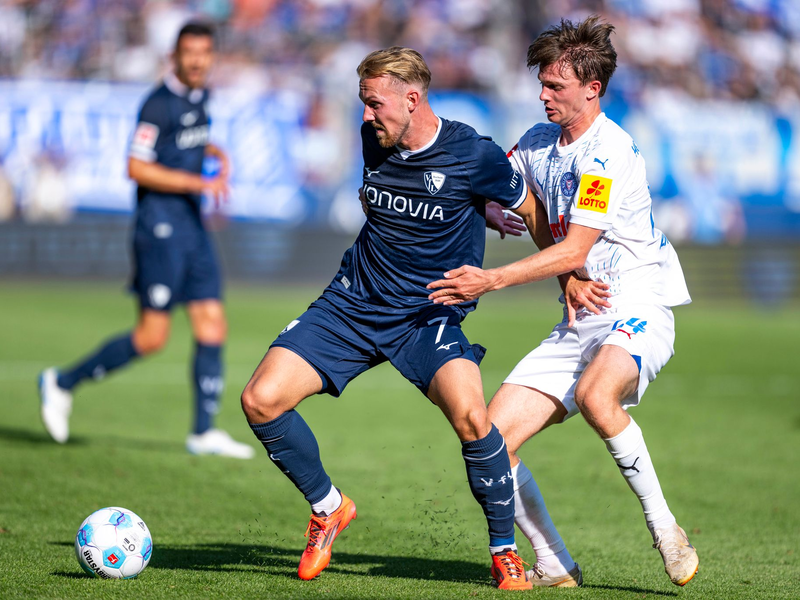 Bochums Lukas Daschner (l) und Kiels Magnus Knudsen im Zweikampf. - Foto: David Inderlied/dpa