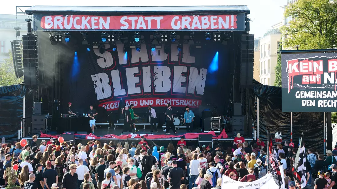Unter dem Motto «Stabil bleiben - gegen AfD und Rechtsruck» findet am Tag vor der Wahl in Potsdam eine Kundgebung mit Konzerten statt. - Bild: Annette Riedl/dpa