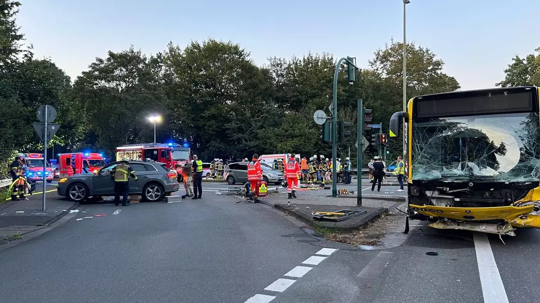 FW-E: Schwerer Verkehrsunfall löst Großeinsatz für den Rettungsdienst aus - eine Person eingeklemmt - Bild: presseportal.de