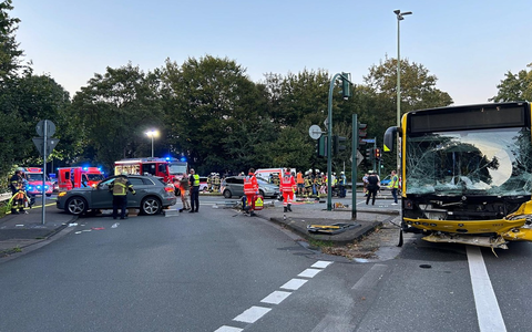 FW-E: Schwerer Verkehrsunfall löst Großeinsatz für den Rettungsdienst aus - eine Person eingeklemmt - Foto: presseportal.de