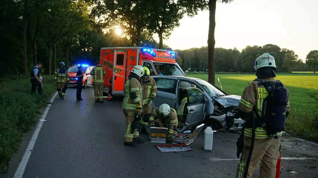 FW Tönisvorst: Ereignisreicher Samstagabend für die Freiwillige Feuerwehr Tönisvorst - Bild: presseportal.de