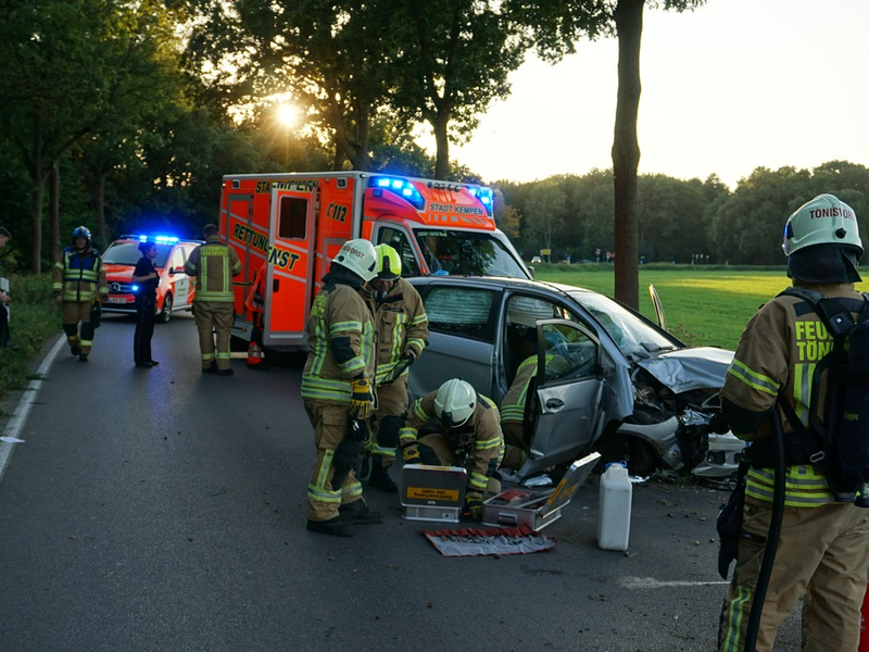 FW Tönisvorst: Ereignisreicher Samstagabend für die Freiwillige Feuerwehr Tönisvorst - Foto: presseportal.de