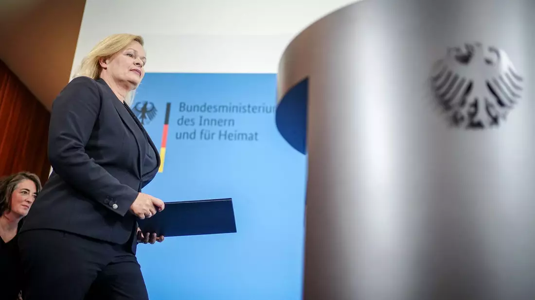 Ein Grund für die gestiegene Zahl von Ausweisungen könnte das sogenannte Rückführungsverbesserungsgesetz sein. (Archivbild) - Bild: Kay Nietfeld/dpa