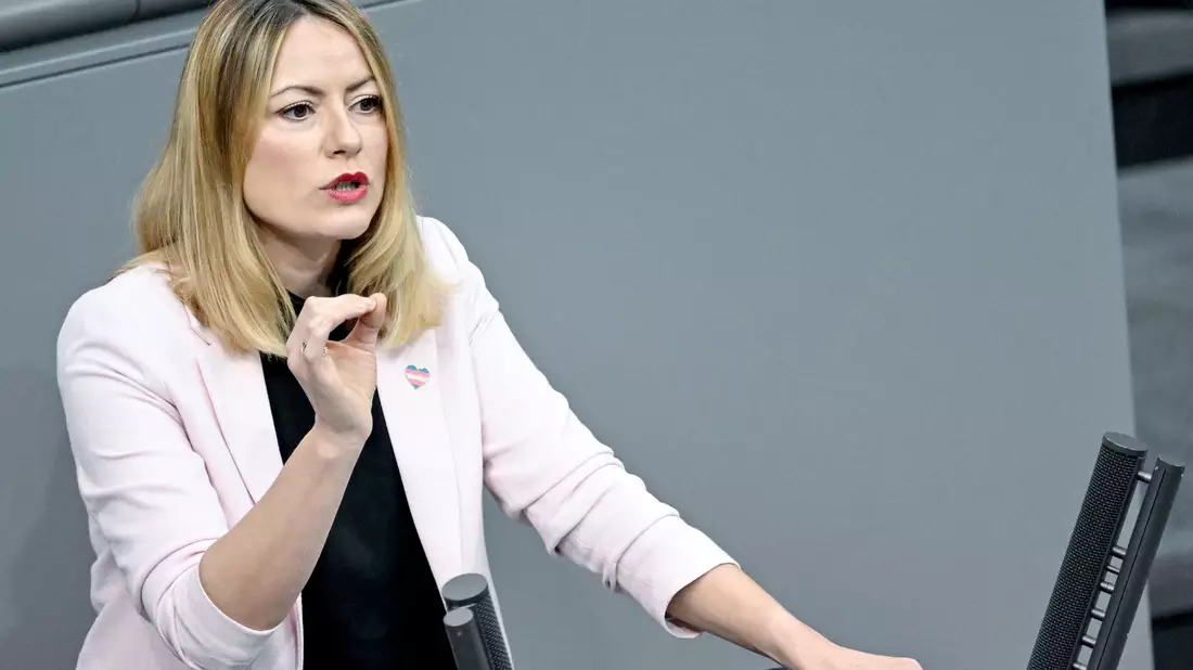 Die Bundestagsabgeordnete Clara Bünger (Linke) kritisiert die steigende Zahl von Ausweisungen. (Archivbild) - Bild: Britta Pedersen/dpa