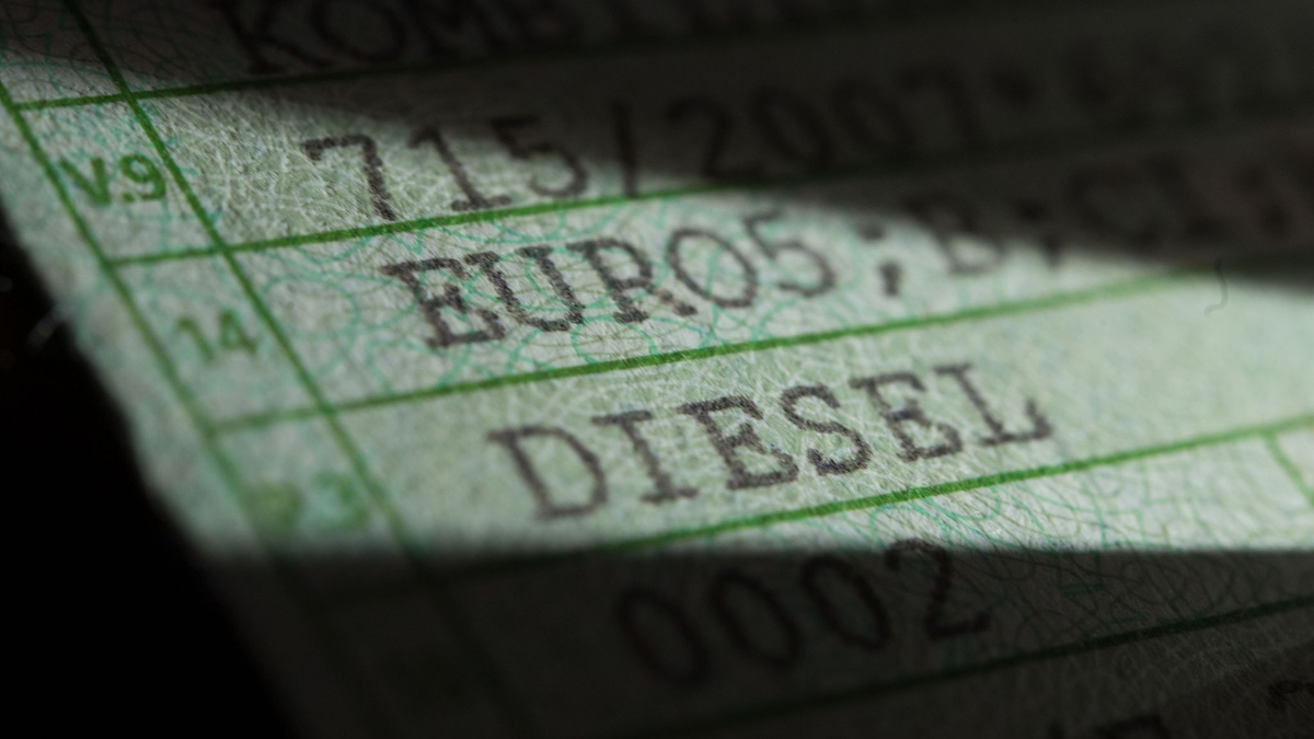 Fahrzeugschein - hier sind Frauen in der Minderheit.  - Foto: Marijan Murat/dpa/dpa-tmn