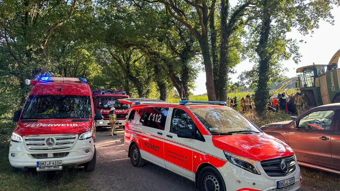 FW Osterholz-Scharm.: Komplexe technische Rettung: Person von Maishäcksler erfasst - Bild: presseportal.de