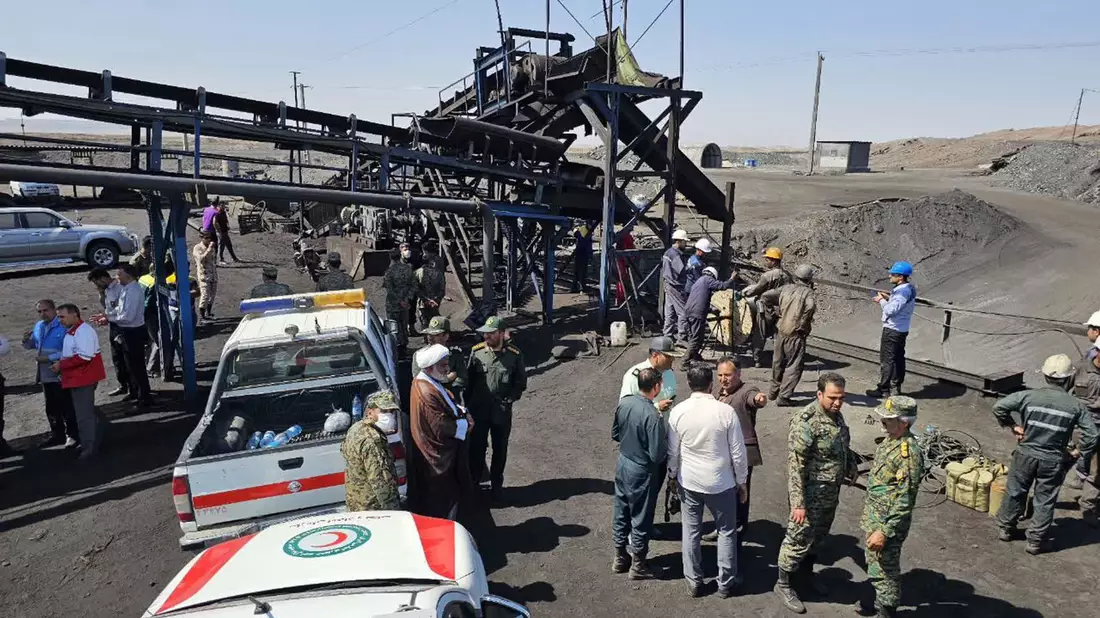 Bergleute und Polizisten am Standort der Kohlemine. - Bild: Uncredited/Iranian Red Crescent Society/AP/dpa