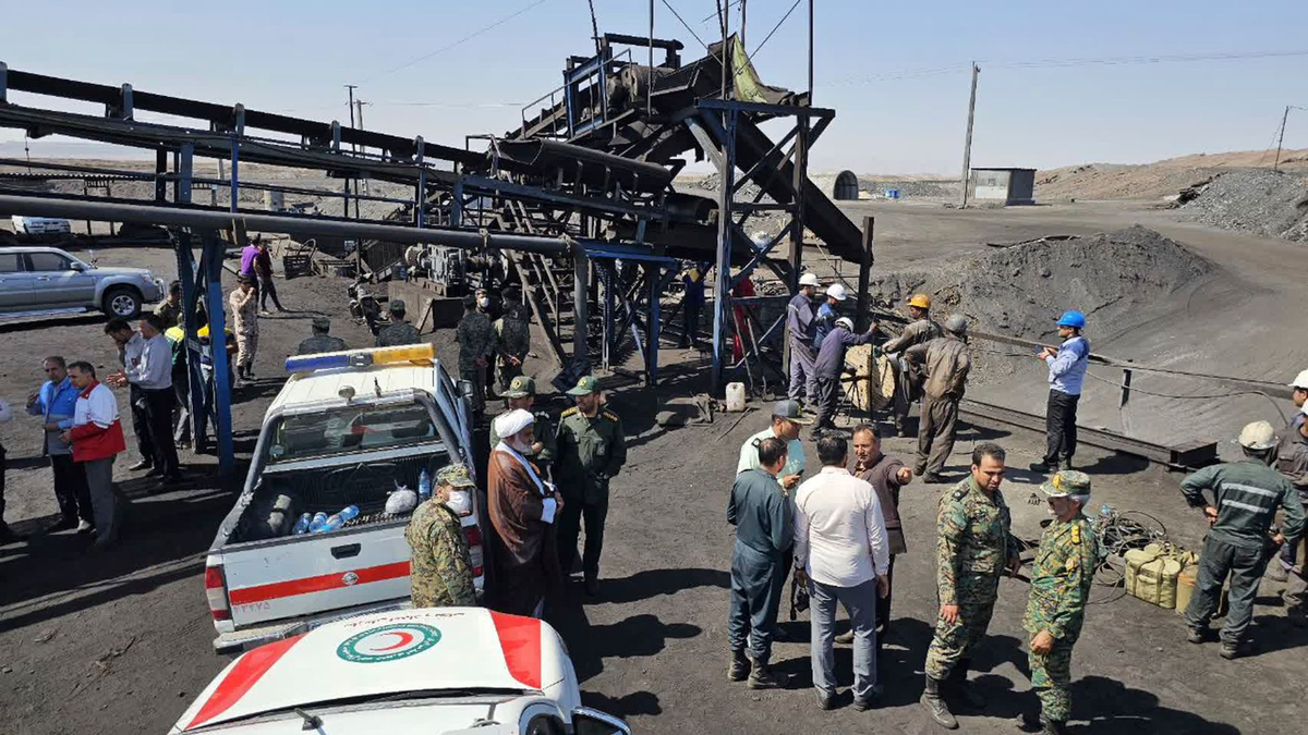 Bergleute und Polizisten am Standort der Kohlemine. - Foto: Uncredited/Iranian Red Crescent Society/AP/dpa