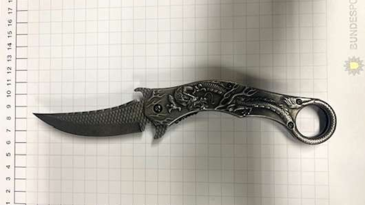 BPOL NRW: 20-Jähriger versucht unbemerkt Gegenstand zu beseitigen - Bundespolizei stellt Springmesser sicher - Foto: presseportal.de