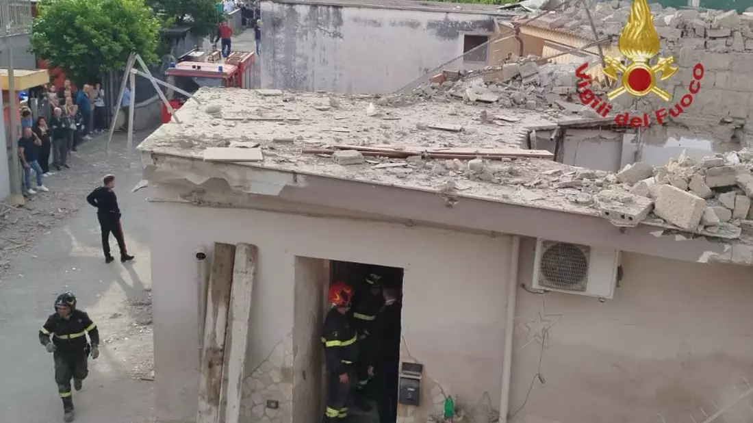 Rettungskräfte arbeiten an der Einsturzstelle.  - Bild: ---/Vigili del Fuoco/dpa