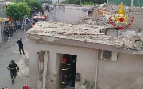 Rettungskräfte arbeiten an der Einsturzstelle.  - Foto: ---/Vigili del Fuoco/dpa