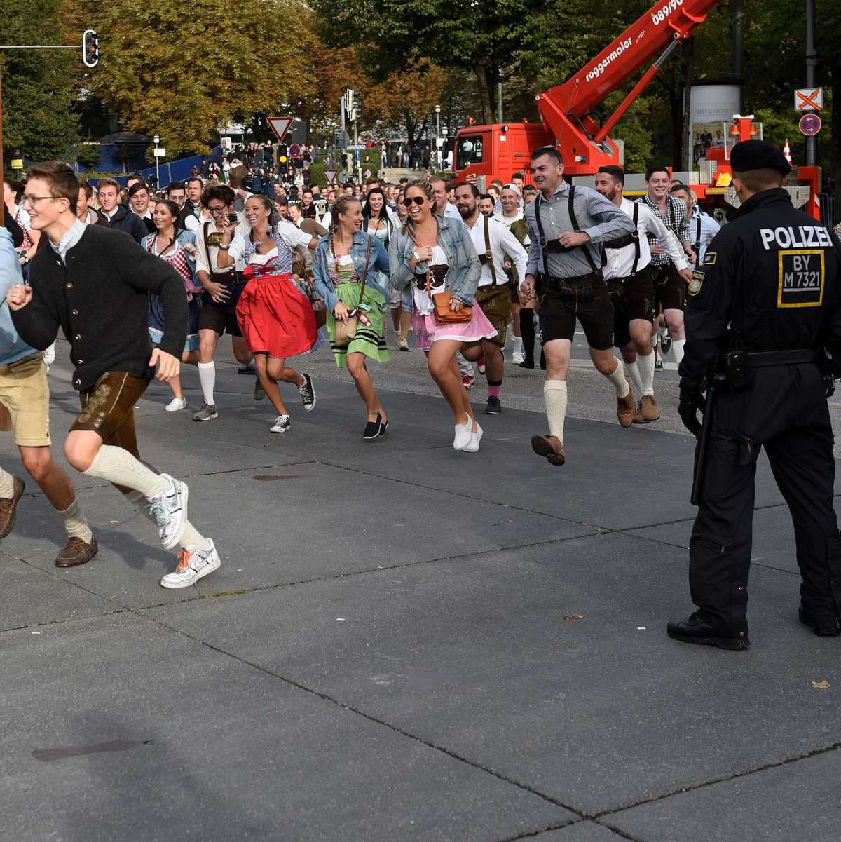 Gäste rennen am Samstagmorgen zu den Zelten. - Foto: Angelika Warmuth/dpa