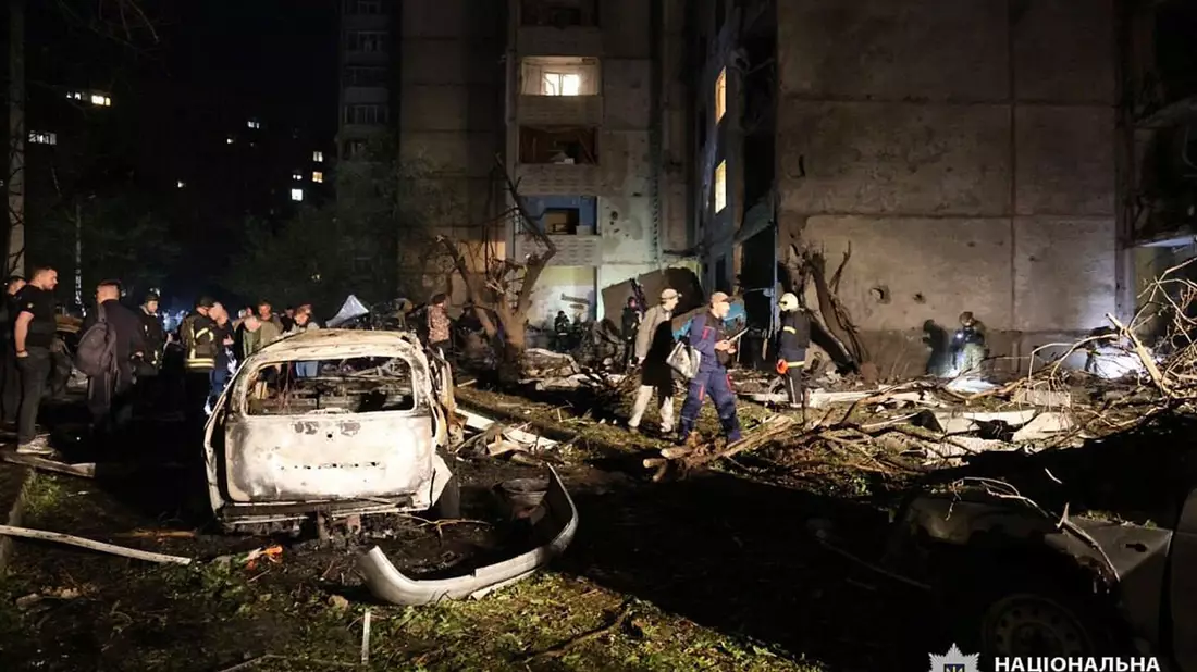Der Einschlag einer russischen Gleitbombe hat schwere Zerstörungen in Charkiw verursacht.  - Bild: Uncredited/Ukrainian National Police/AP/dpa