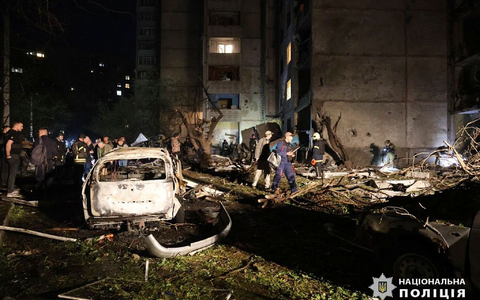 Der Einschlag einer russischen Gleitbombe hat schwere Zerstörungen in Charkiw verursacht.  - Foto: Uncredited/Ukrainian National Police/AP/dpa