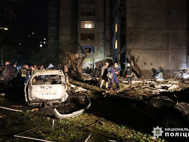 Der Einschlag einer russischen Gleitbombe hat schwere Zerstörungen in Charkiw verursacht.  - Foto: Uncredited/Ukrainian National Police/AP/dpa