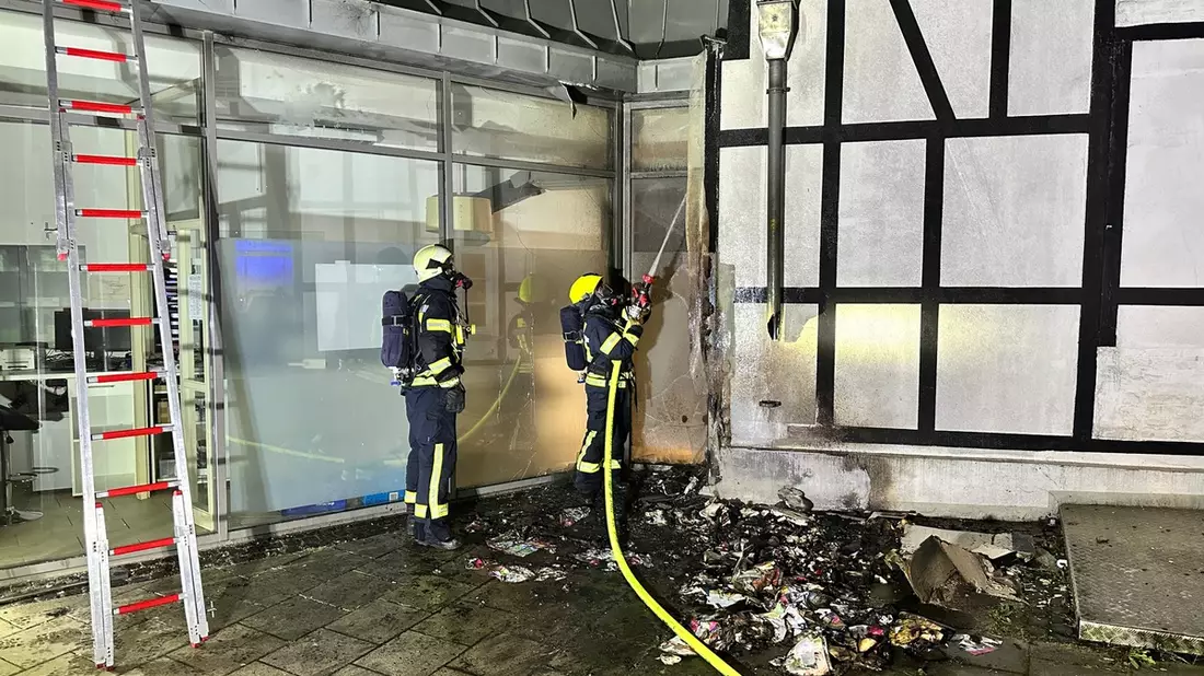 FW Leichlingen: Mehrere brennende Mülltonnen mit Ausbreitung auf ein Gebäude - Bild: presseportal.de