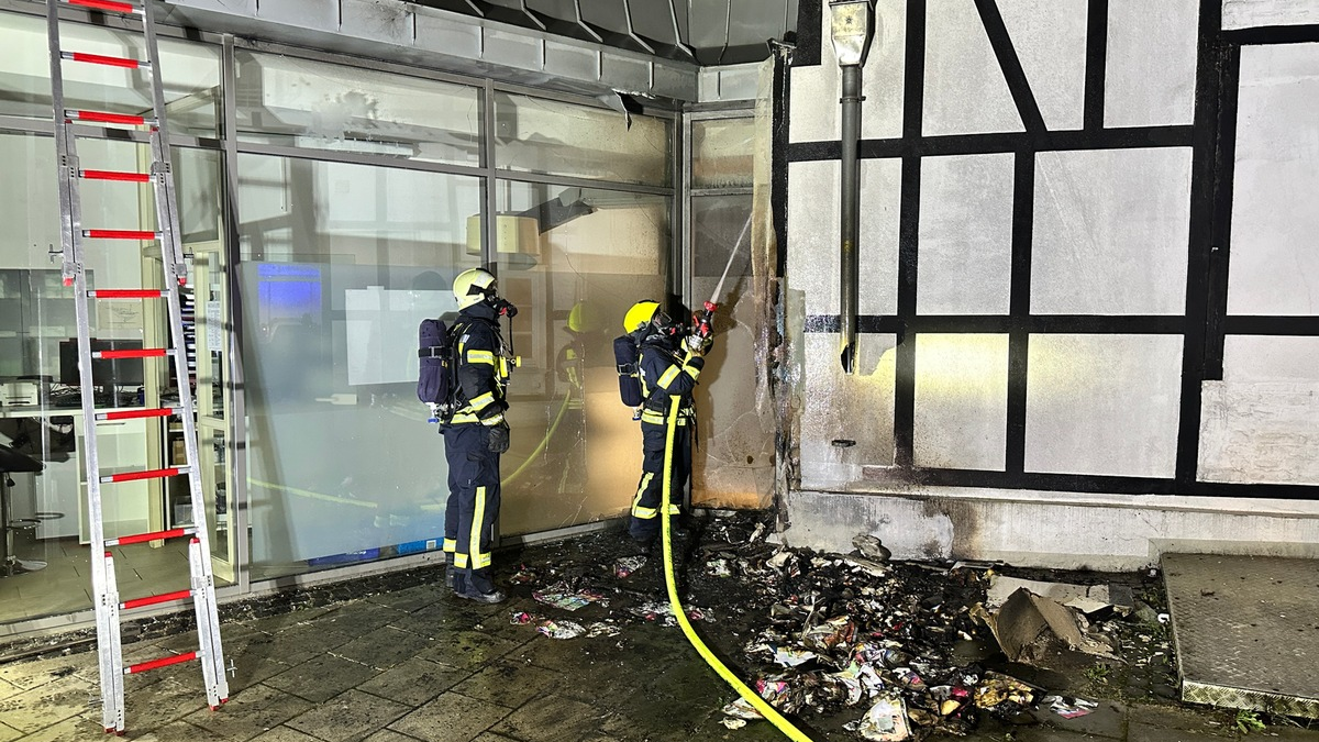 FW Leichlingen: Mehrere brennende Mülltonnen mit Ausbreitung auf ein Gebäude - Foto: presseportal.de