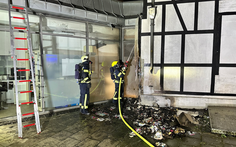 FW Leichlingen: Mehrere brennende Mülltonnen mit Ausbreitung auf ein Gebäude - Foto: presseportal.de