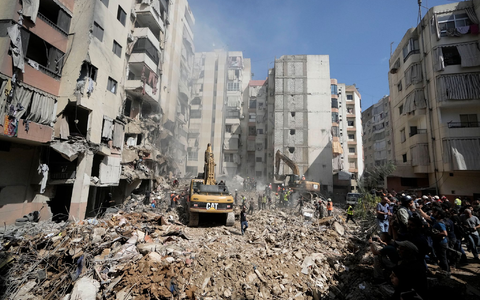 Zwei siebenstöckige Gebäude sind bei dem Angriff am Freitag zusammengebrochen. (Archivbild) - Foto: Bilal Hussein/AP