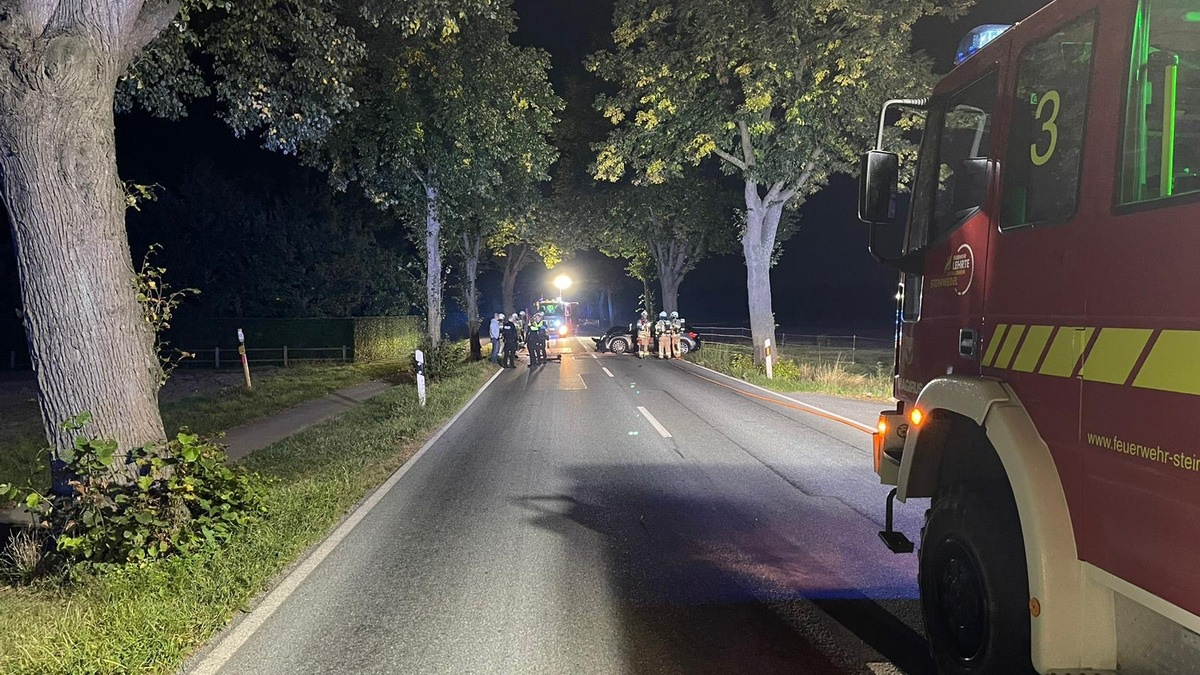 FW Lehrte: PKW fährt gegen Baum - Foto: presseportal.de