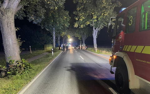 FW Lehrte: PKW fährt gegen Baum - Foto: presseportal.de