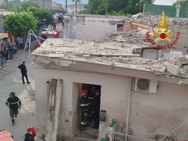 Rettungskräfte arbeiten an der Einsturzstelle.  - Foto: ---/Vigili del Fuoco/dpa