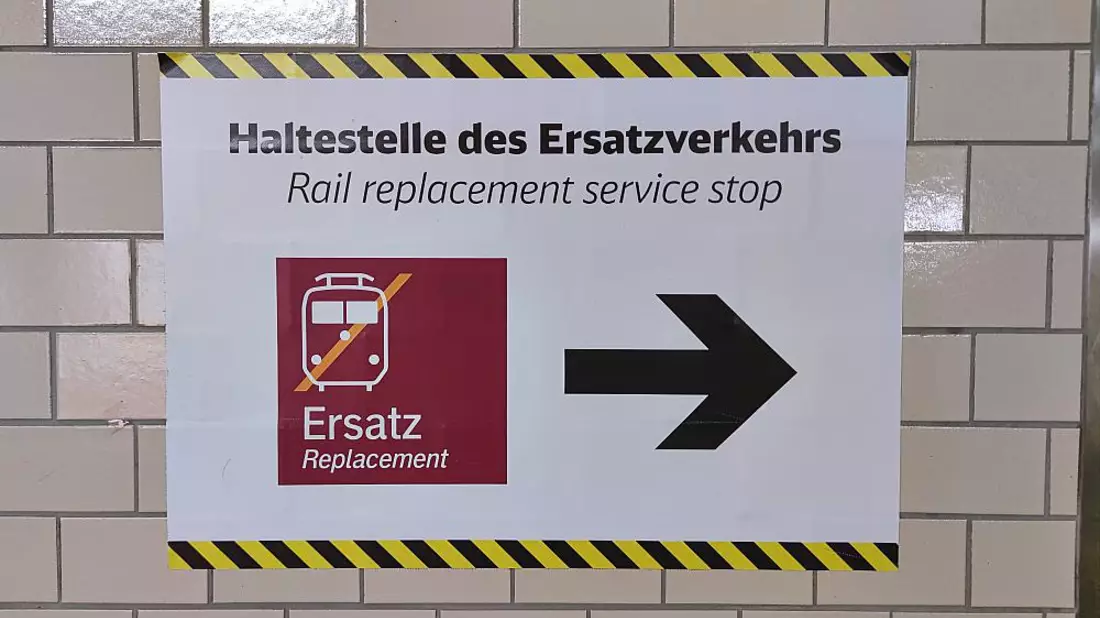 Hinweis auf Schienenersatzverkehr (Archiv) - Bild: über dts Nachrichtenagentur