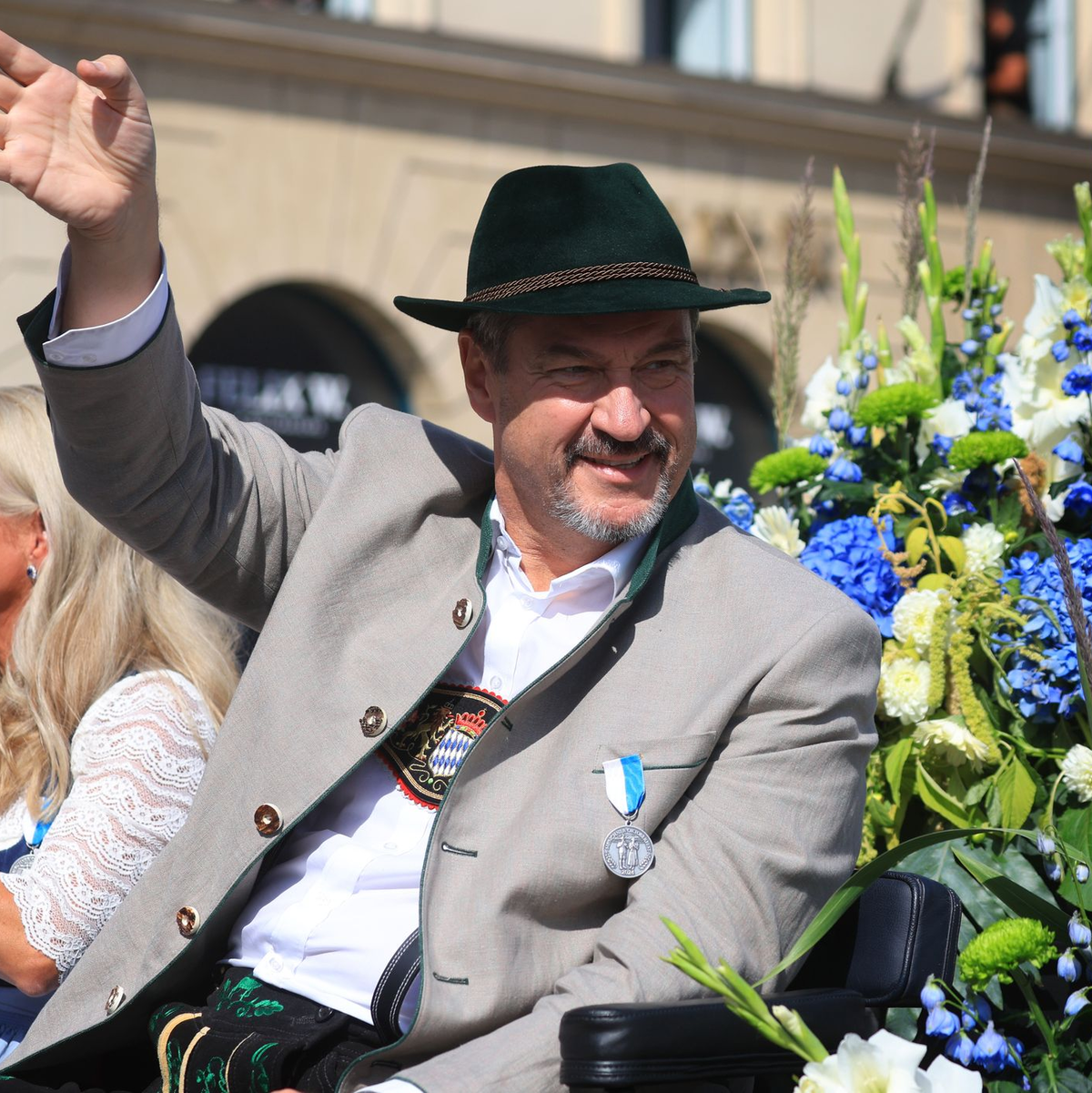 Ministerpräsident Söder kommt erneut in Lederhose. - Foto: Karl-Josef Hildenbrand/dpa