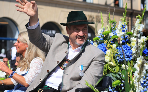 Ministerpräsident Söder kommt erneut in Lederhose. - Foto: Karl-Josef Hildenbrand/dpa