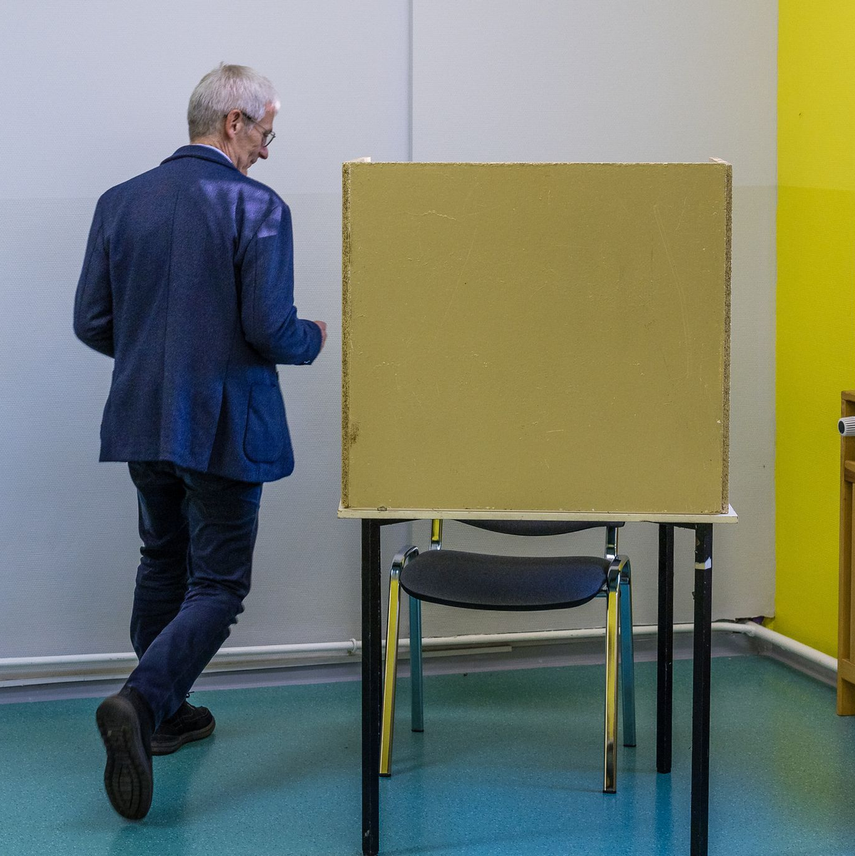 Auf dem Weg ins Wahlokal. - Foto: Frank Hammerschmidt/dpa