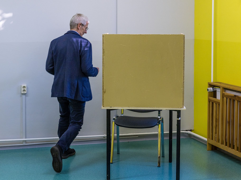 Auf dem Weg ins Wahlokal. - Foto: Frank Hammerschmidt/dpa