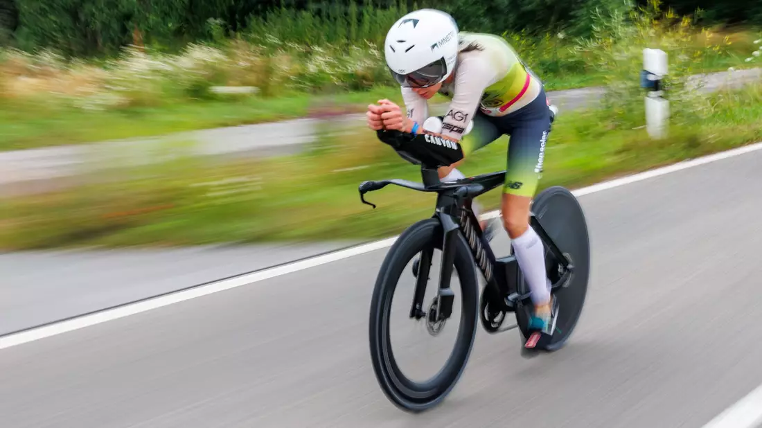 Laura Philipp triumphiert bei der Ironman-WM in Nizza auch dank ihrer starken Radleistung. - Bild: Daniel Karmann/dpa